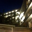 0023 Onze hotelkamer is ergens daarboven achter die palmboom